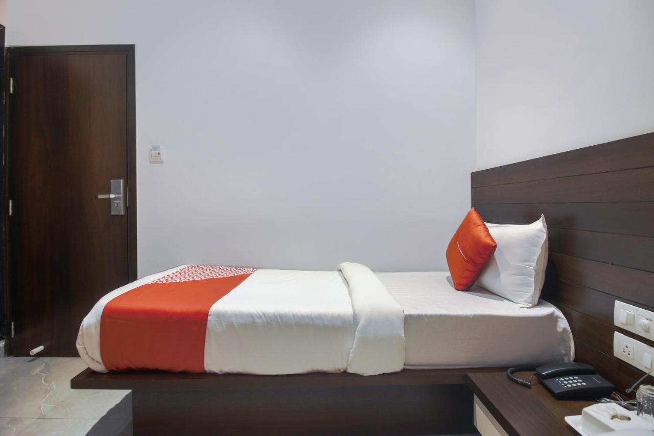 Hotel Flora Suites Мумбаи Экстерьер фото